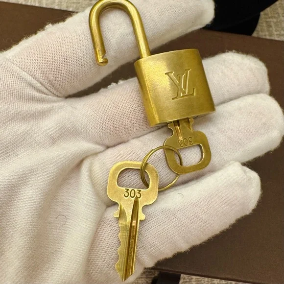 ✨🔐#303 LV Solid Brass Gold Padlock and key Sets✨ - Picture 5 of 16